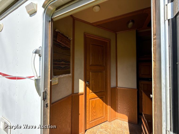 image for item ET6471 2006 Featherlite Inc. 8587 horse trailer