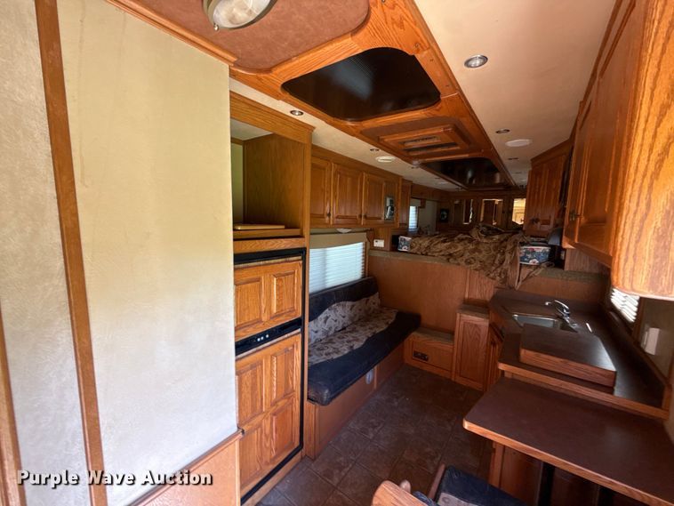 image for item ET6471 2006 Featherlite Inc. 8587 horse trailer