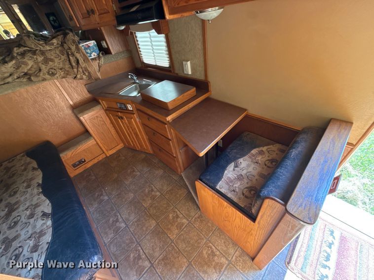 image for item ET6471 2006 Featherlite Inc. 8587 horse trailer