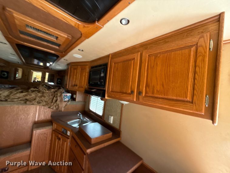 image for item ET6471 2006 Featherlite Inc. 8587 horse trailer