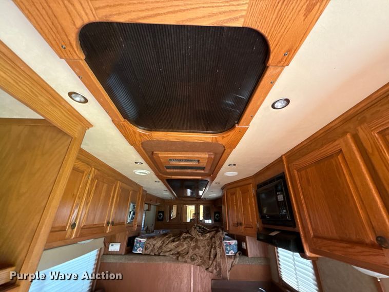 image for item ET6471 2006 Featherlite Inc. 8587 horse trailer