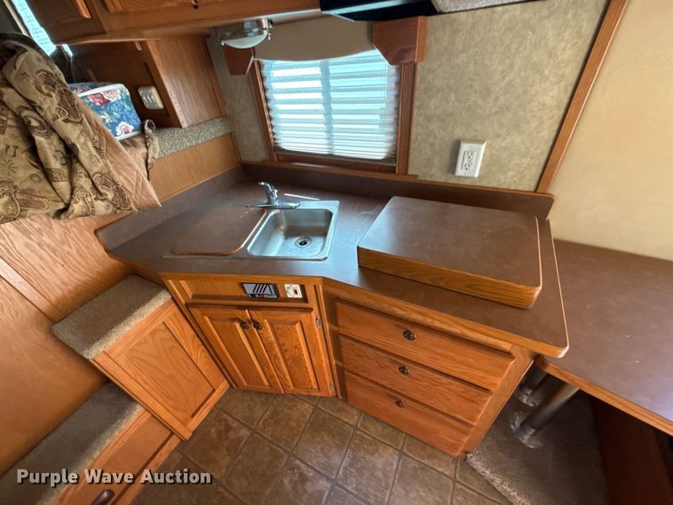 image for item ET6471 2006 Featherlite Inc. 8587 horse trailer