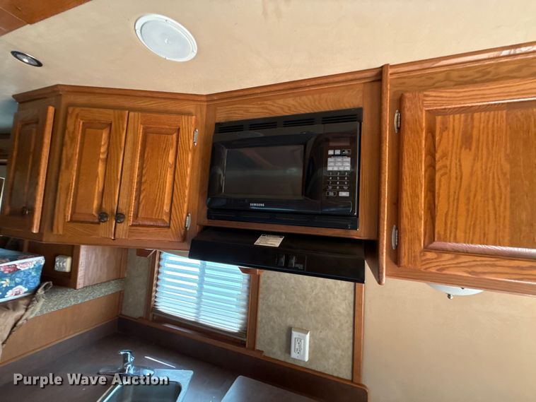 image for item ET6471 2006 Featherlite Inc. 8587 horse trailer
