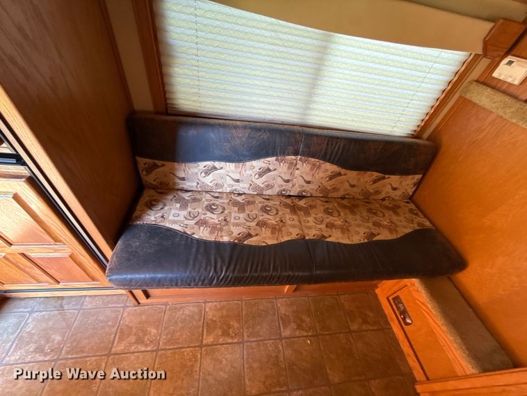 image for item ET6471 2006 Featherlite Inc. 8587 horse trailer