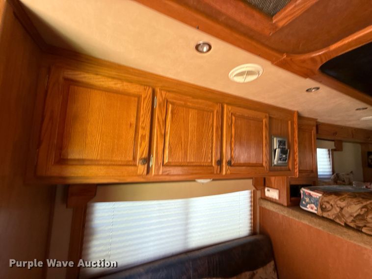 image for item ET6471 2006 Featherlite Inc. 8587 horse trailer