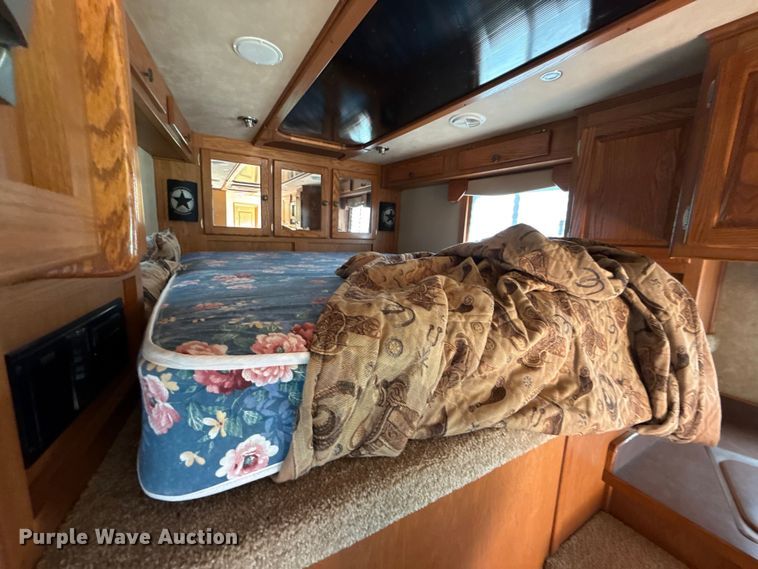 image for item ET6471 2006 Featherlite Inc. 8587 horse trailer