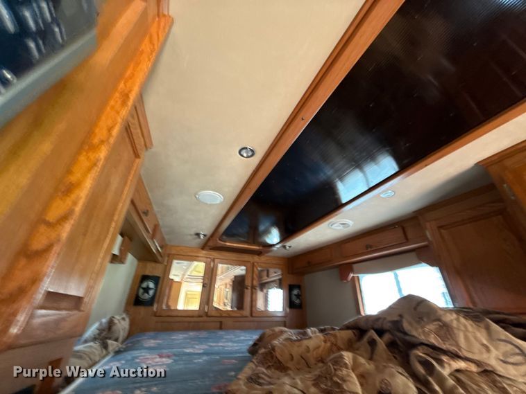 image for item ET6471 2006 Featherlite Inc. 8587 horse trailer