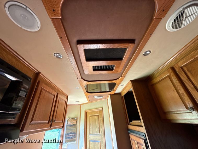 image for item ET6471 2006 Featherlite Inc. 8587 horse trailer