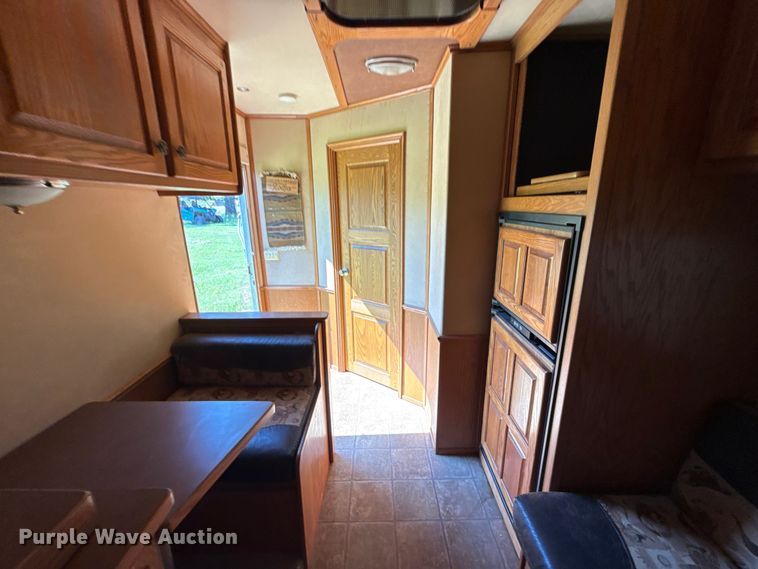 image for item ET6471 2006 Featherlite Inc. 8587 horse trailer