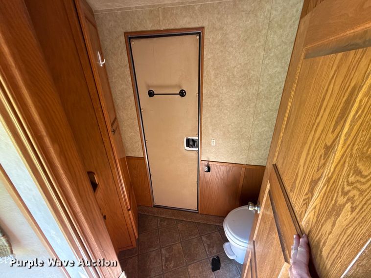 image for item ET6471 2006 Featherlite Inc. 8587 horse trailer