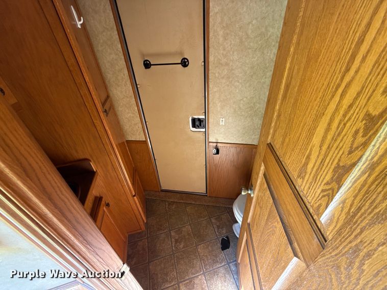 image for item ET6471 2006 Featherlite Inc. 8587 horse trailer