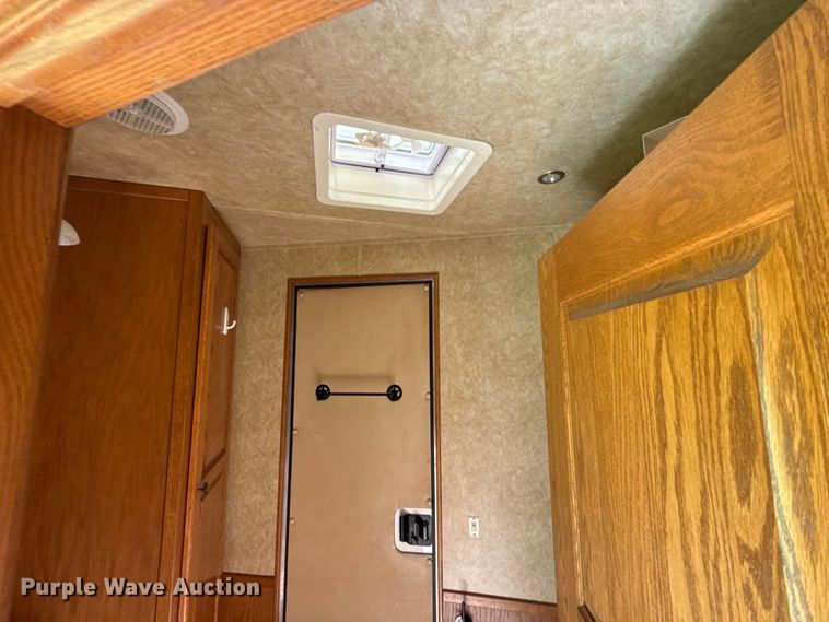 image for item ET6471 2006 Featherlite Inc. 8587 horse trailer