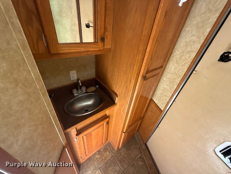 image for item ET6471 2006 Featherlite Inc. 8587 horse trailer