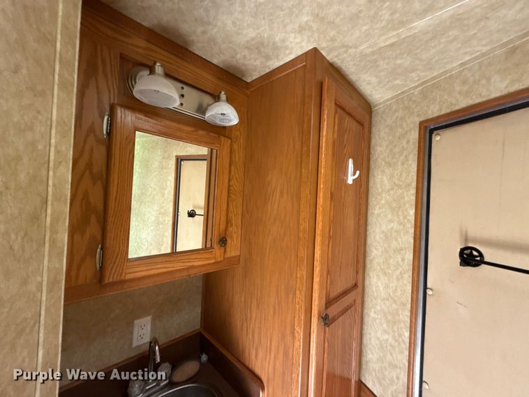 image for item ET6471 2006 Featherlite Inc. 8587 horse trailer