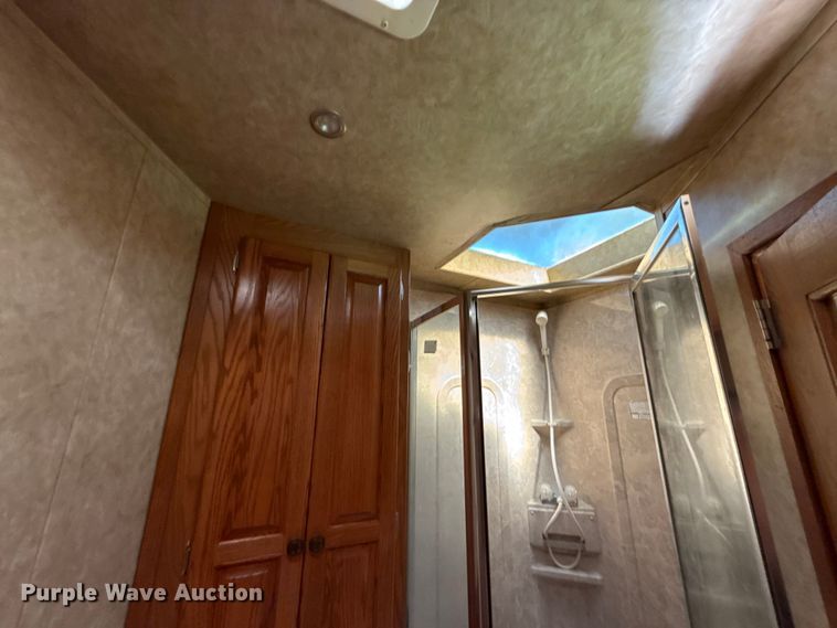image for item ET6471 2006 Featherlite Inc. 8587 horse trailer