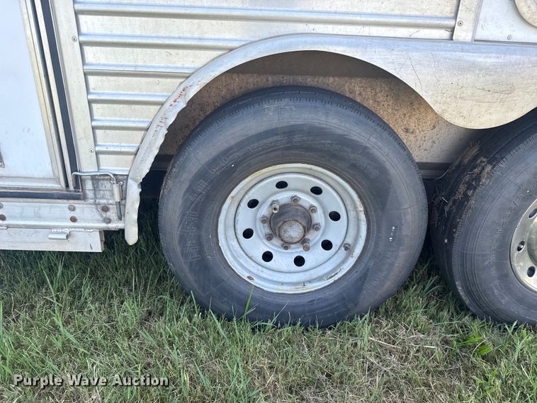 image for item ET6471 2006 Featherlite Inc. 8587 horse trailer