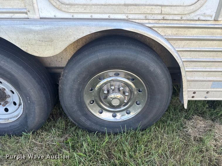 image for item ET6471 2006 Featherlite Inc. 8587 horse trailer