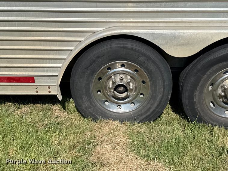 image for item ET6471 2006 Featherlite Inc. 8587 horse trailer