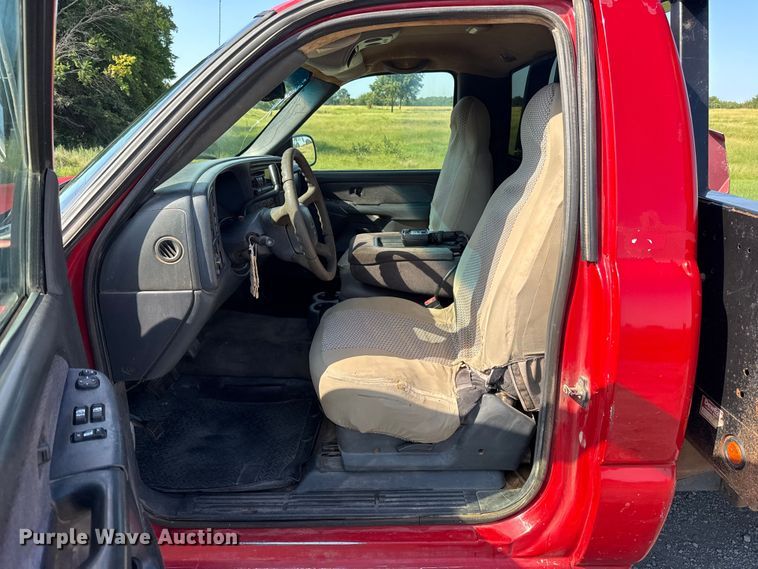 image for item ET6474 2002 GMC Sierra 2500HD bale bed pickup truck