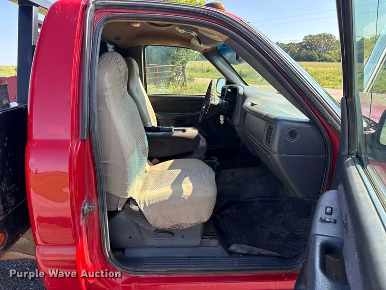 image for item ET6474 2002 GMC Sierra 2500HD bale bed pickup truck