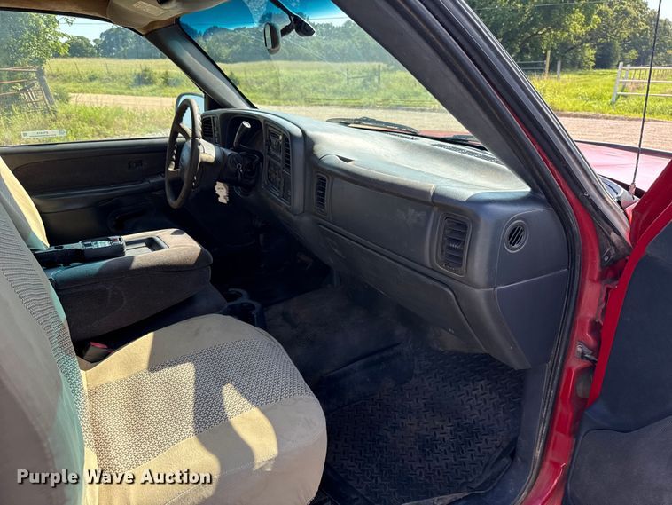 image for item ET6474 2002 GMC Sierra 2500HD bale bed pickup truck