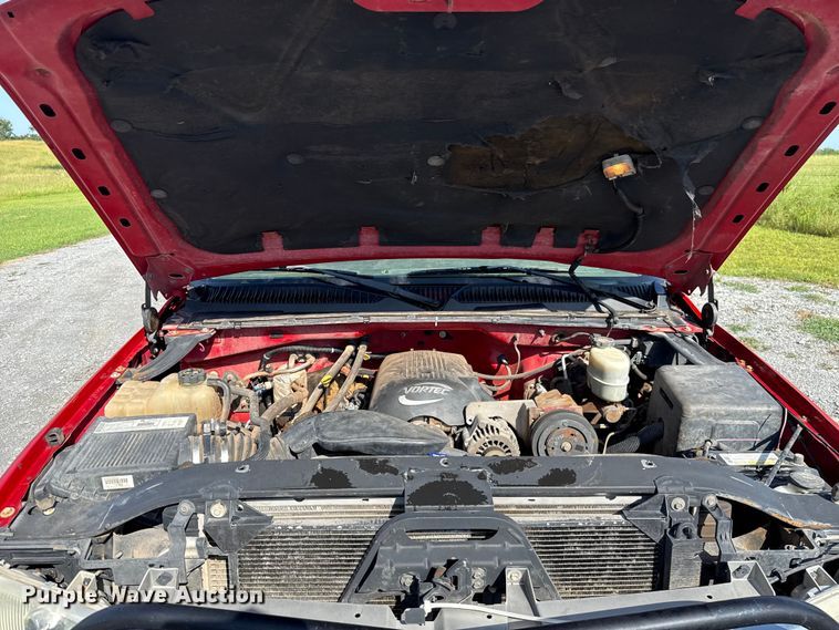 image for item ET6474 2002 GMC Sierra 2500HD bale bed pickup truck