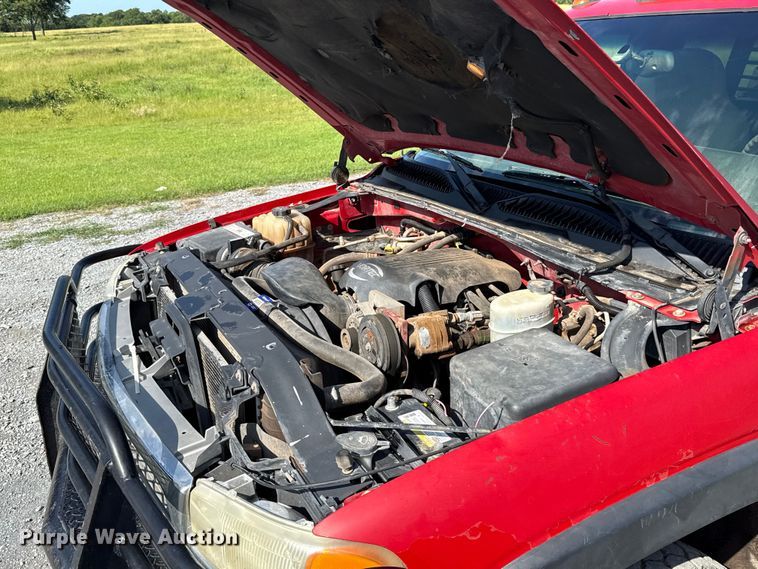 image for item ET6474 2002 GMC Sierra 2500HD bale bed pickup truck