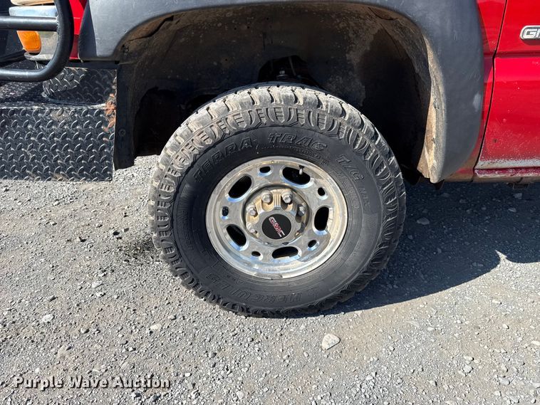 image for item ET6474 2002 GMC Sierra 2500HD bale bed pickup truck