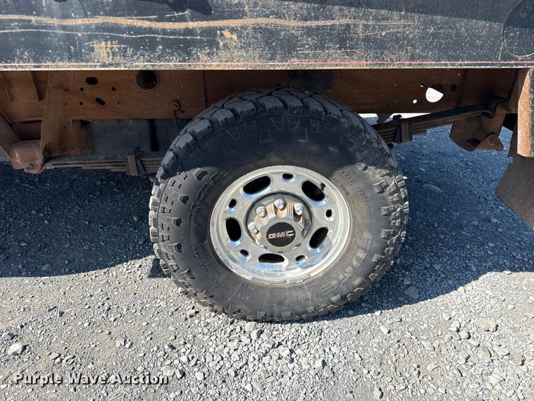 image for item ET6474 2002 GMC Sierra 2500HD bale bed pickup truck