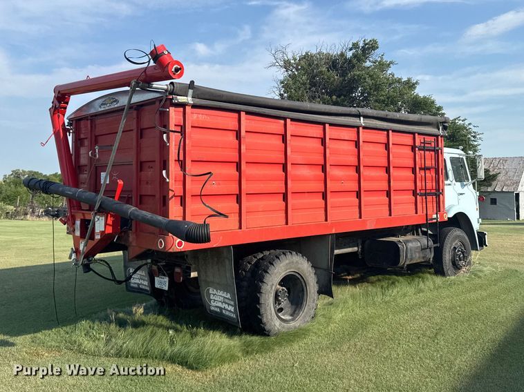 image for item EW4967 1976 International Cargostar grain truck