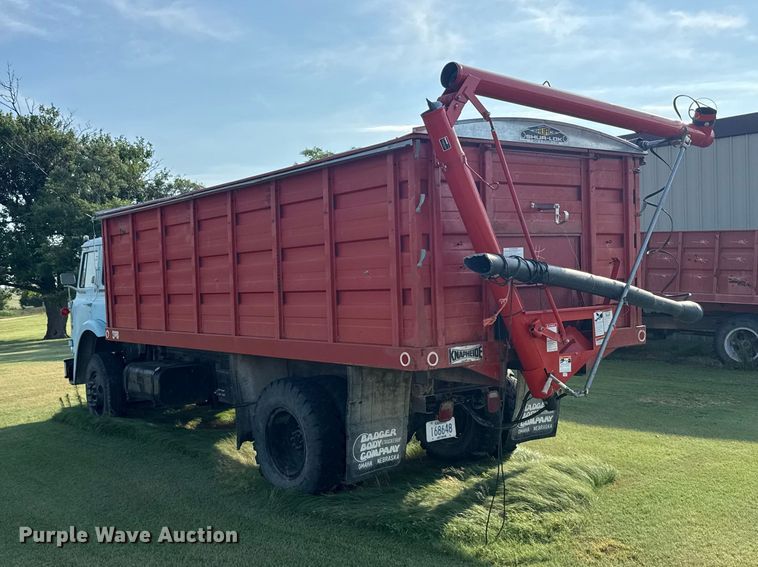 image for item EW4967 1976 International Cargostar grain truck