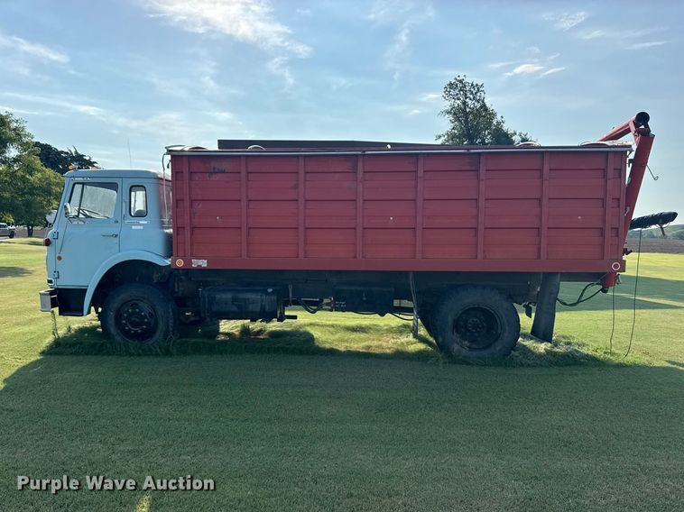 image for item EW4967 1976 International Cargostar grain truck