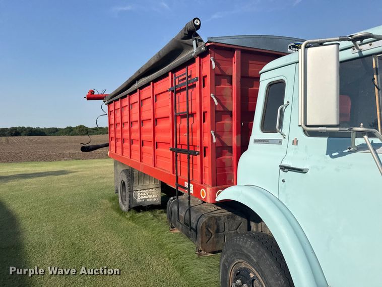 image for item EW4967 1976 International Cargostar grain truck