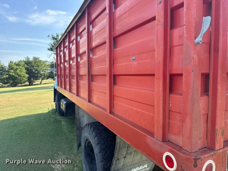 image for item EW4967 1976 International Cargostar grain truck