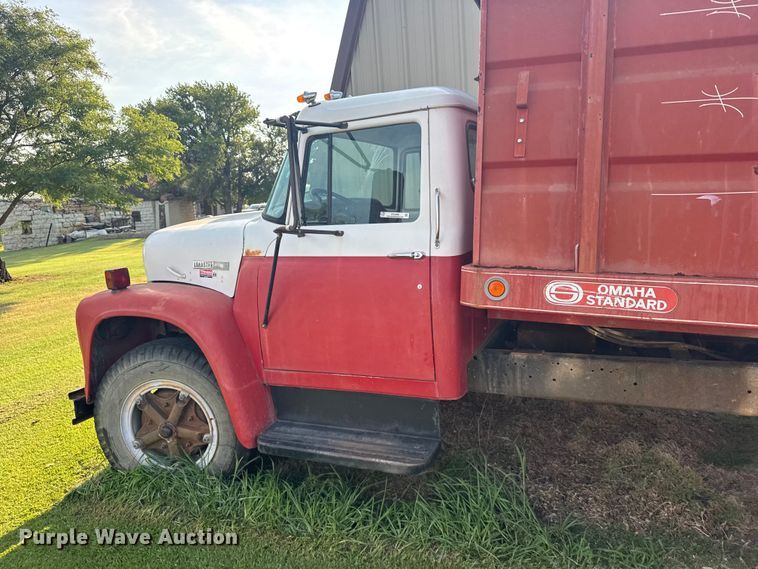 image for item EW4968 1976 International Loadstar grain truck