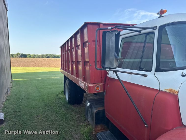 image for item EW4968 1976 International Loadstar grain truck