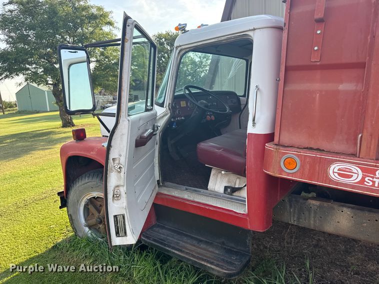 image for item EW4968 1976 International Loadstar grain truck