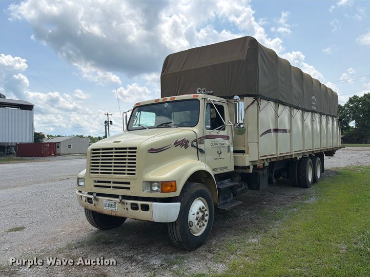 image for item EX3014 1992 International F-8100 cotton module transport truck