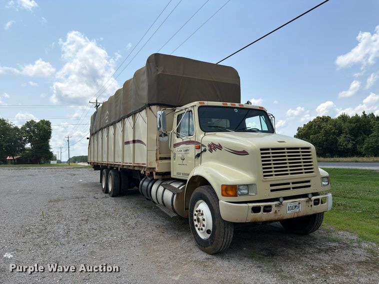 image for item EX3014 1992 International F-8100 cotton module transport truck