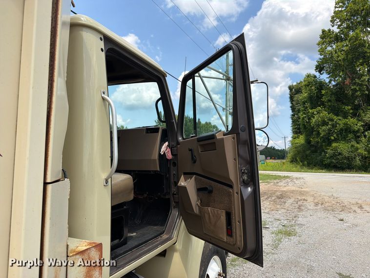 image for item EX3014 1992 International F-8100 cotton module transport truck