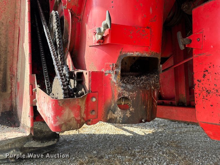 image for item FC1874 1984 Massey Ferguson 850 combine