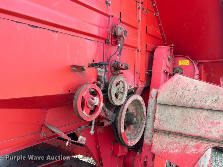 image for item FC1874 1984 Massey Ferguson 850 combine