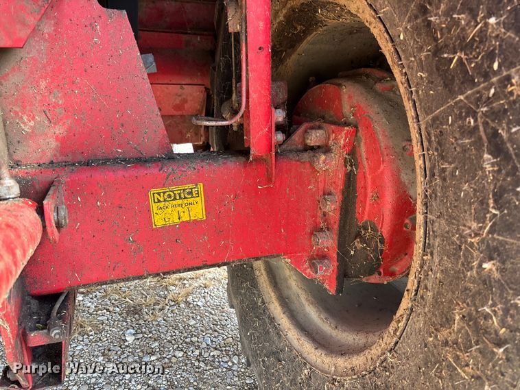 image for item FC1874 1984 Massey Ferguson 850 combine