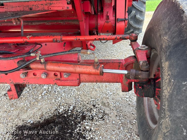 image for item FC1874 1984 Massey Ferguson 850 combine