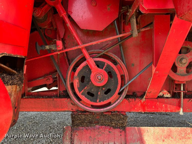 image for item FC1875 1983 Massey Ferguson 850 combine