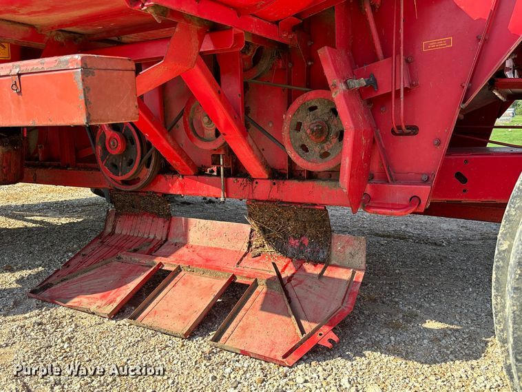 image for item FC1875 1983 Massey Ferguson 850 combine