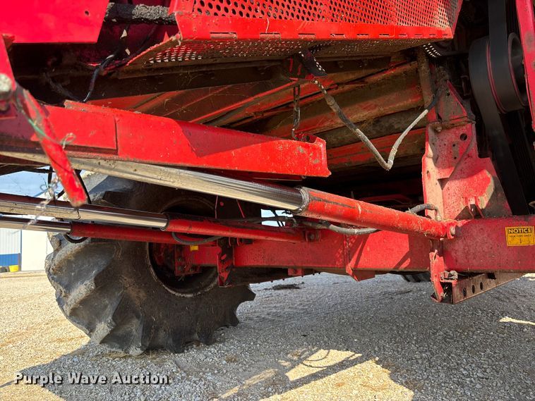 image for item FC1875 1983 Massey Ferguson 850 combine