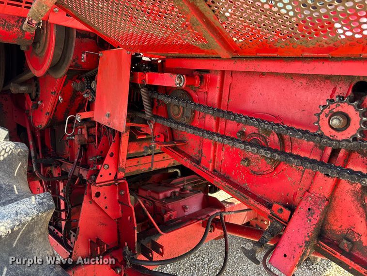 image for item FC1875 1983 Massey Ferguson 850 combine