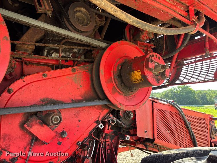 image for item FC1875 1983 Massey Ferguson 850 combine