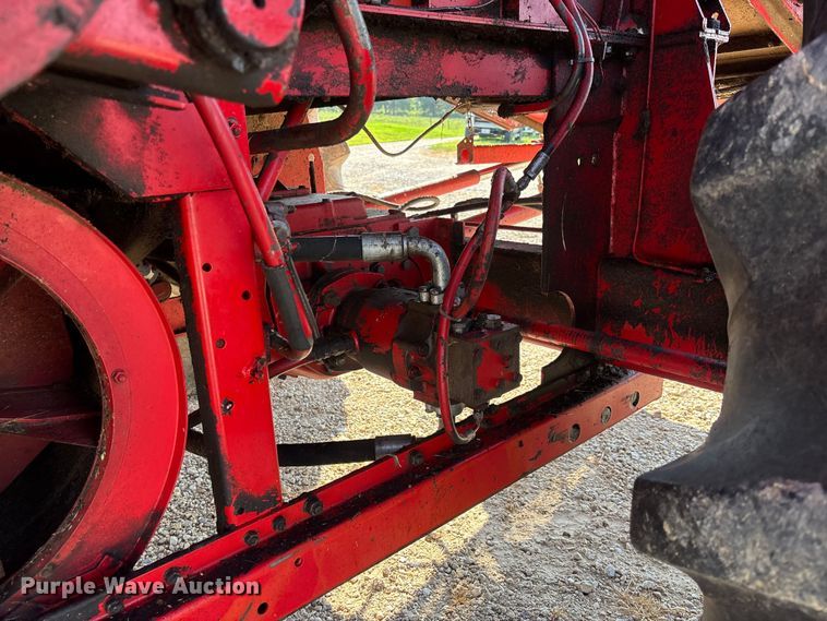 image for item FC1875 1983 Massey Ferguson 850 combine